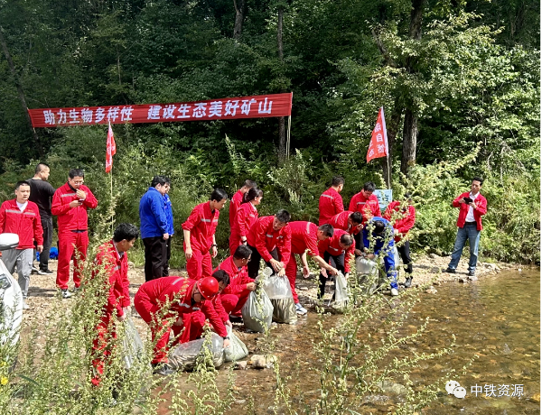 中铁资源鹿鸣矿业在当地河流开展鱼类增殖放流活动
